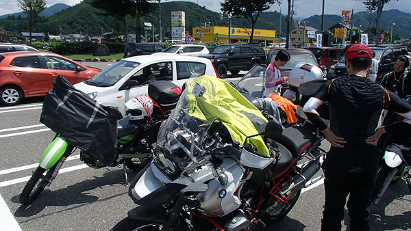 レインスーツを脱ぎ、バイクに掛けて干しました